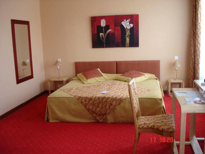 Brit Hotel Essentiel Pontivy Robic Kültér fotó